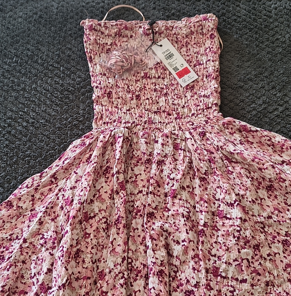 Garage : Ladies Pink Floral Mini Dress ( XS). Nets, Asking $23